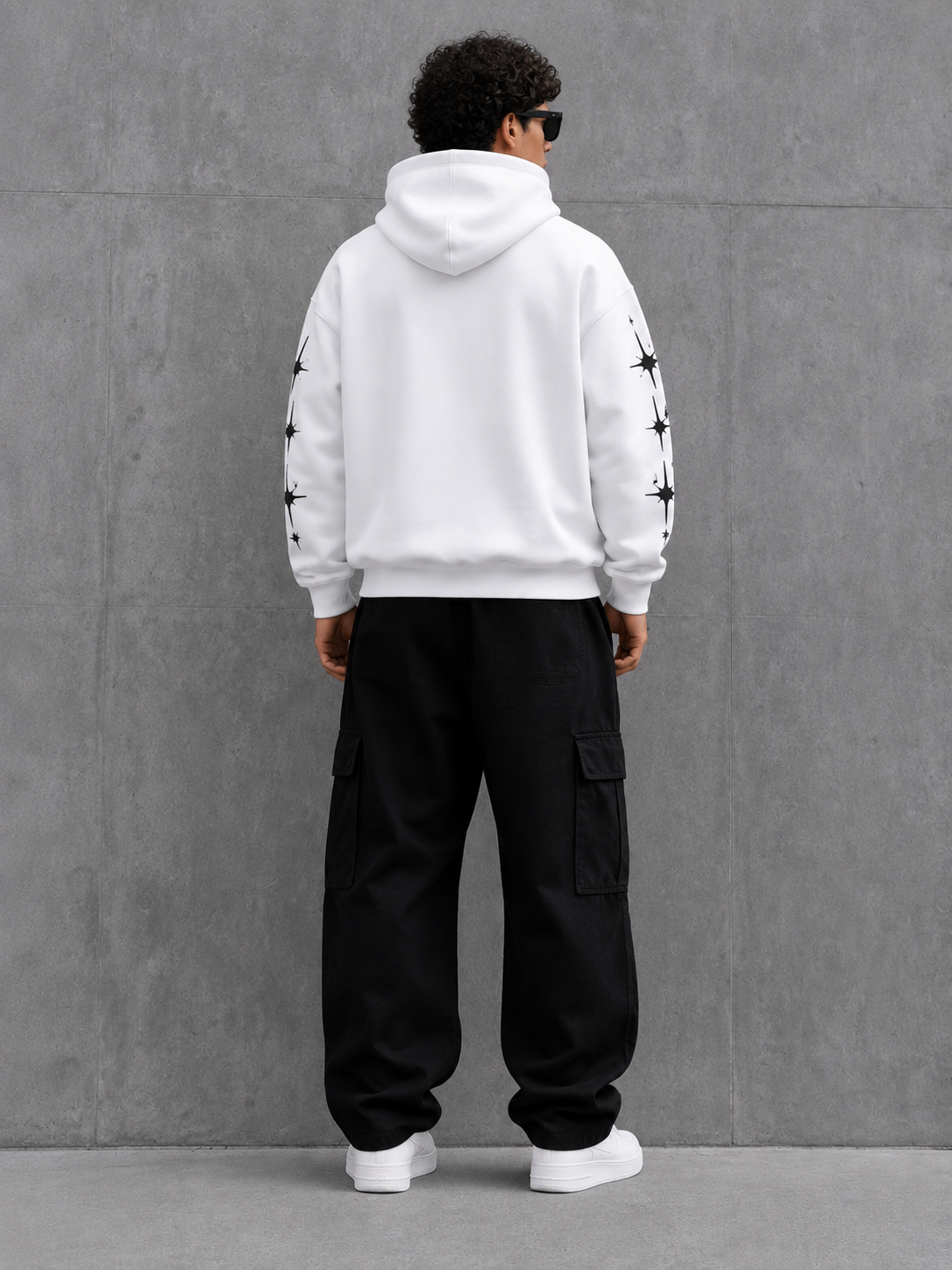 Vista trasera del modelo con Canguro Oversize Blanco KYROS