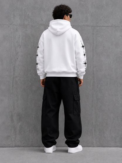Vista trasera del modelo con Canguro Oversize Blanco KYROS